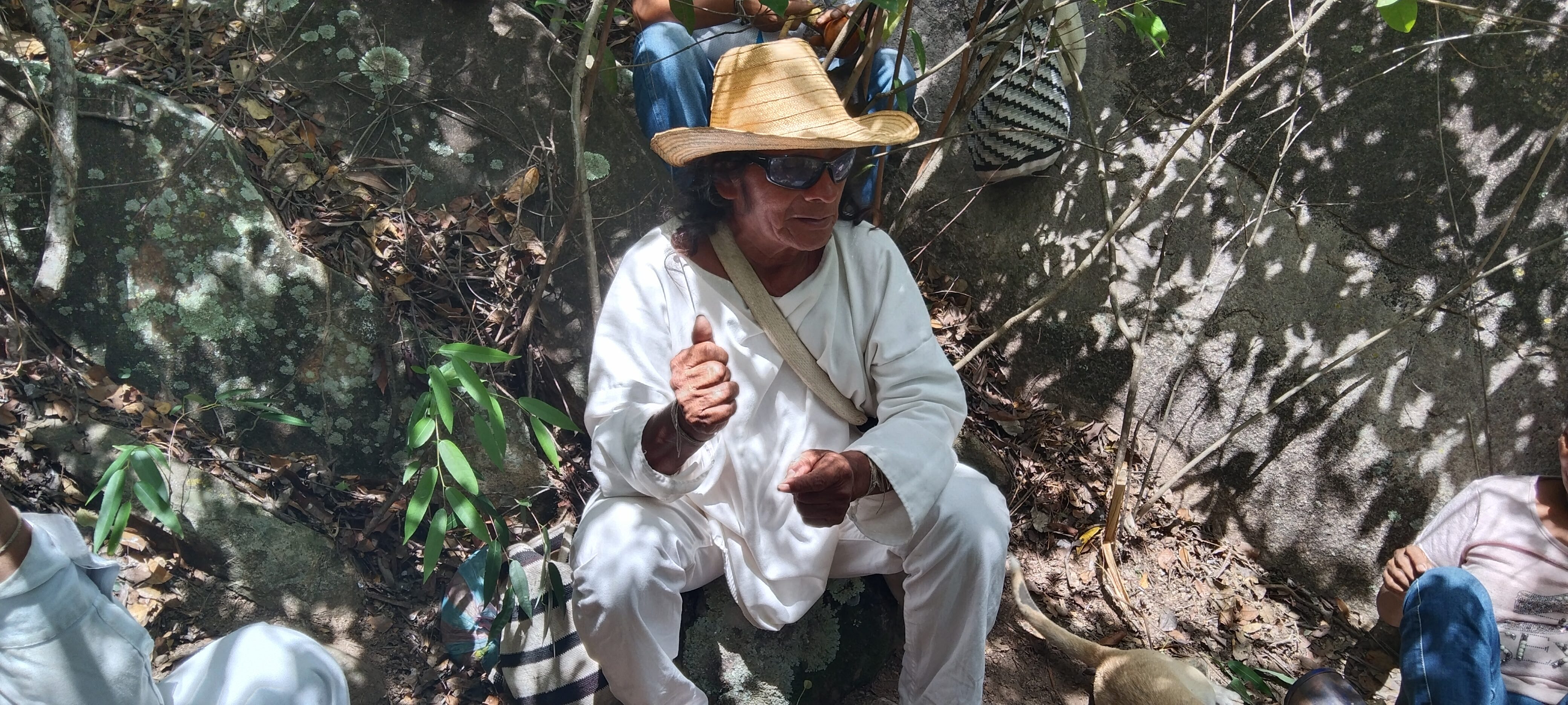 Mamo Hilario realizando pagamento